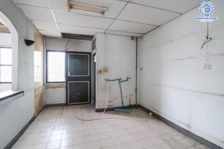 *****บ้านแฝดมือสองนนทบุรี หมู่บ้าน เกร็ดแก้วการ์เด้นท์ รัตนาธิเบศร์ เนื้อที่กว้างขวางมากถึง 40 ตร.ว. ฟังก์ชัน 3 ห้องนอน 2 ห้องน้ำ ที่จอดรถ 1 คัน พื้นที่ใช้สอยเยอะ บนทำเลสะดวกสบายสุดๆ เพียงไม่ถึง 10 นาทีก็ถึงรถไฟฟ้าสายสีม่วง "สถานีบางกระสอ" ใกล้เซ็นทรัล รัตนาธิเบศร์ และทางด่วน "ศรีรัช"